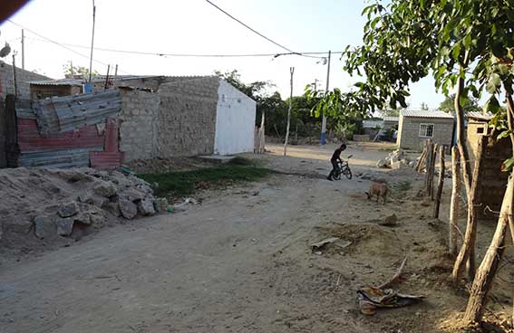 Las calles del barrio no han podido ser pavimentadas por la falta de redes de alcantarillado.